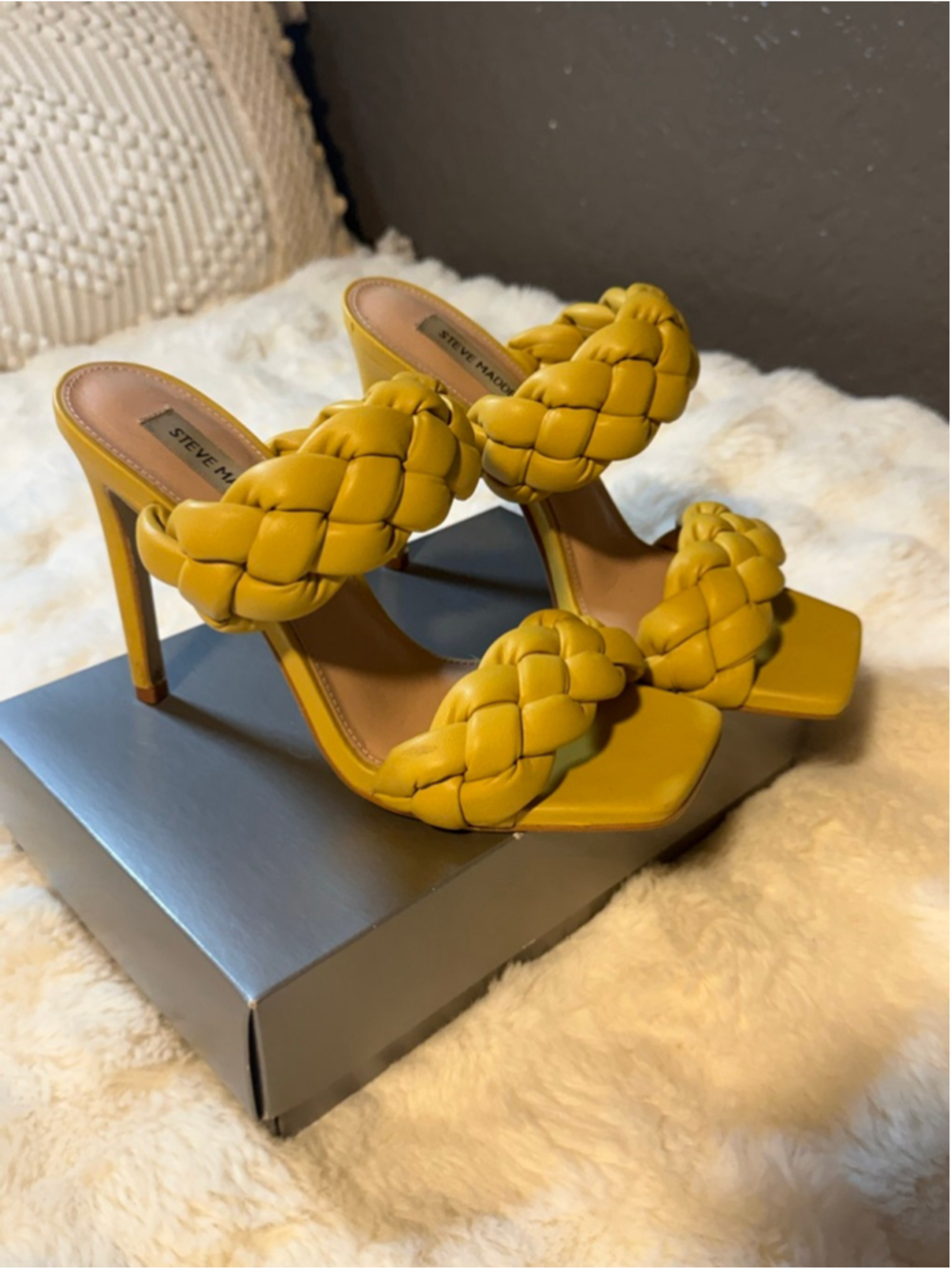 Preowned, Steve Madden Kenley heels in yellow citron , size 9 - Picture 2 of 4